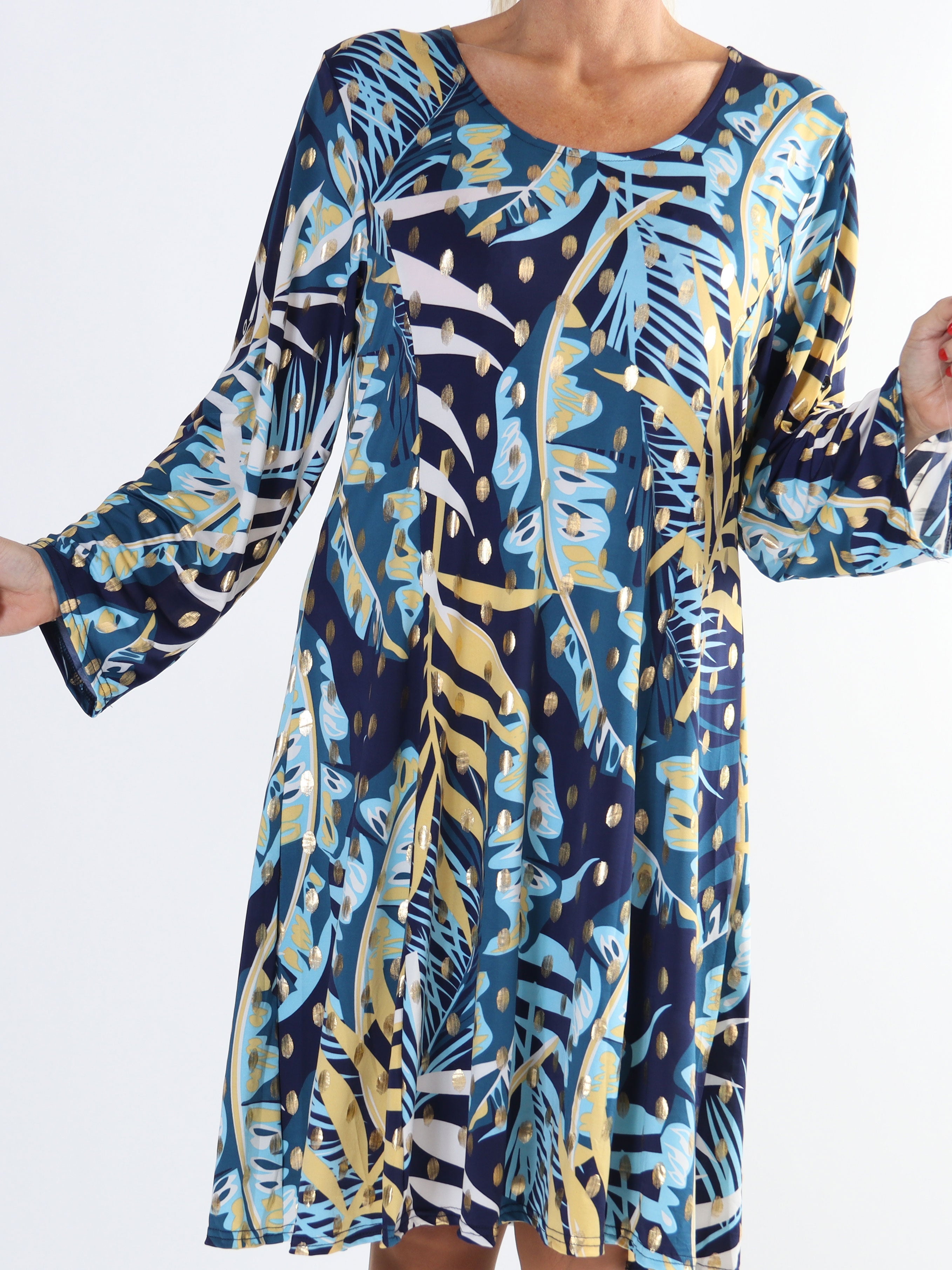 Maj Forest L/S - Plus size mønstret kjole med gulddetaljer